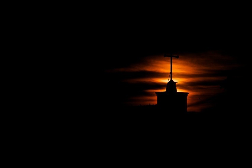 Zaćmienie księżyca 15 Czerwca 2011 nad Kościołem św....