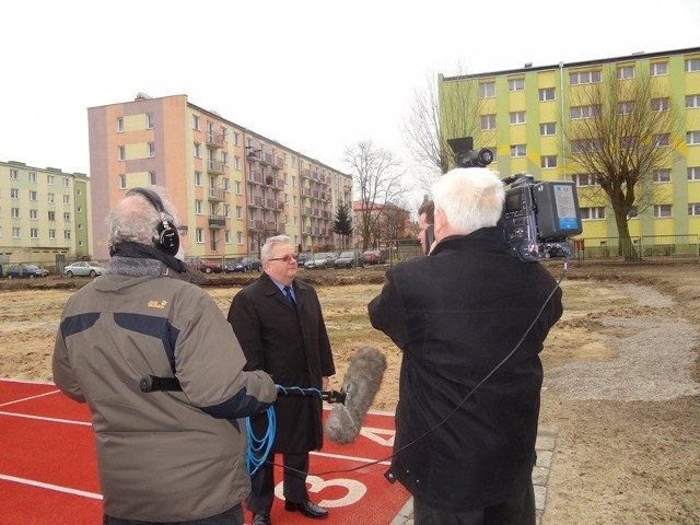 Przedmiotem zainteresowania filmowców były postępy prac w realizacji inwestycji &#8222;Kompleksowa termomodernizacja budynków Liceum Ogólnokształcącego im. Kazimierza Wielkiego w Łęczycy wraz z wymianą źródła ciepła&#8221;, wdrażanej dzięki unijnemu wsparciu od 2010 roku. Projekt dostał dofinansowanie z Regionalnego Programu Operacyjnego Województwa Łódzkiego na lata 2007-2013, Oś Priorytetowa II, Ochrona Środowiska, Zapobieganie Zagrożeniom i Energetyka, Działanie II.6 Ochrona Powietrza.

Ekipę telewizyjną oprowadzali po budynku szkoły Joanna Wdowiak - dyrektor I Liceum Ogólnokształcącego w Łęczycy i Wojciech Zdziarski - starosta łęczycki.

27 marca o godzinie 17.45 w TVP 3 O/Łódź w programie "RPO szansą regionu" zostanie wyemitowany materiał filmowy poświęcony realizacji projektu.

Źródło: Starostwo Powiatowe w Łęczycy