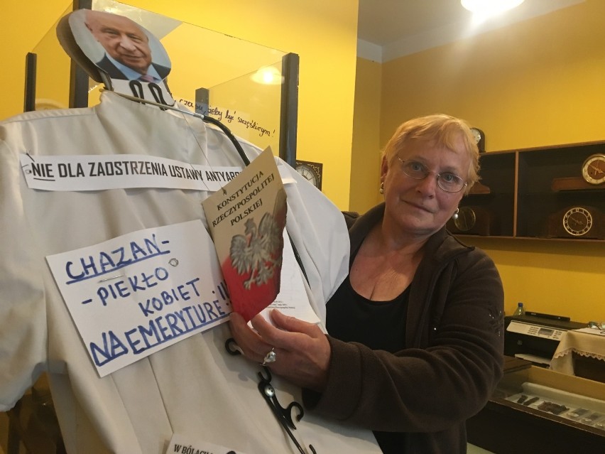 Zegarmistrzowska witryna z antyrządowymi hasłami w Kielcach. „To mój bunt przeciwko obecnej władzy”
