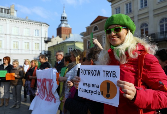 Protest w Rynku Trybunalskim popierający strajk nauczycieli