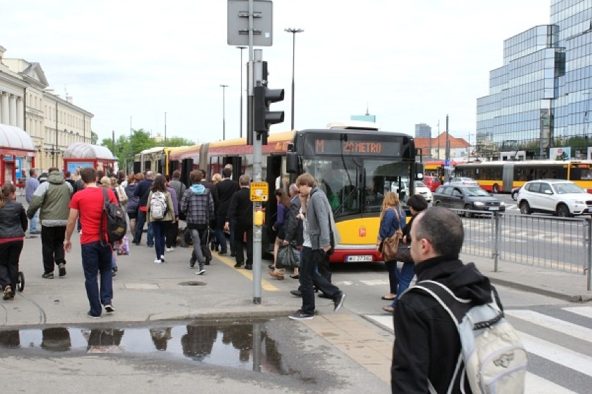 Bez metra Centrum i Świętokrzyska także w poniedziałek