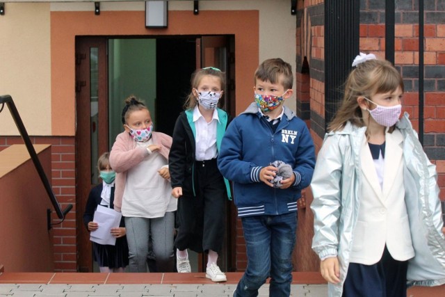 Niektórzy rodzice mają zastrzeżenia do noszenia maseczek przez uczniów w częściach wspólnych.