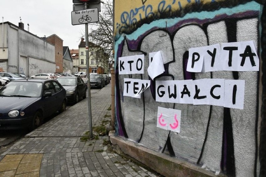 "Kto nie pyta ten gwałci" - tajemnicze napisy w Kielcach. Kto za nie odpowiada? to akcja „Plakaciary przeciw przemocy wobec kobiet” 