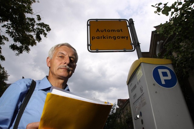 Stanisław Gorzelańczyk zbiera uwagi mieszkańców dotyczące strefy parkowania, by przekazać je drogowcom