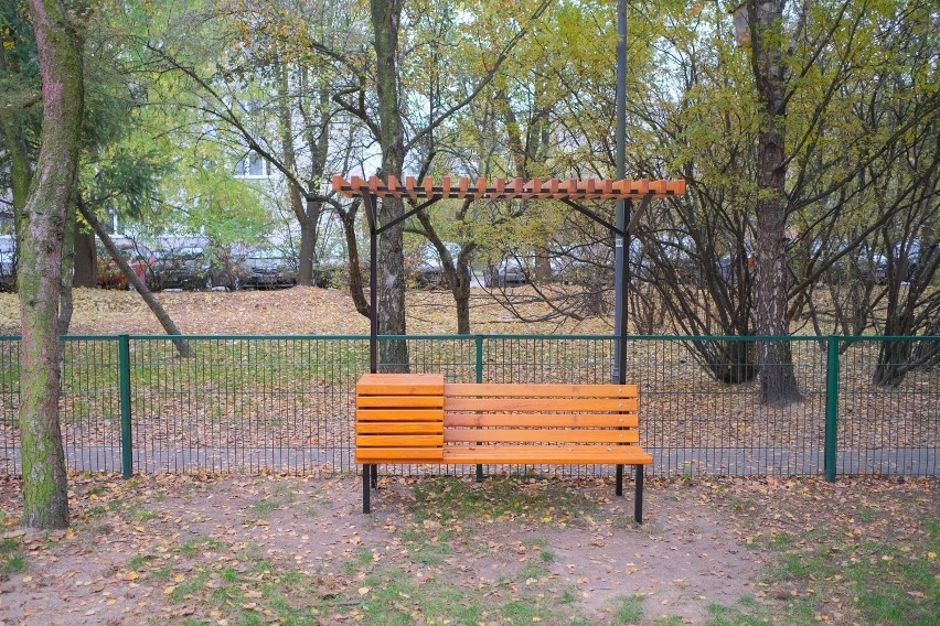 Ławki dla matek z dziećmi stanęły w trzech parkach na Żoliborzu 