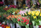 Kwiaty na Dzień Kobiet: Nieśmiertelne tulipany czy PRL-owskie goździki?