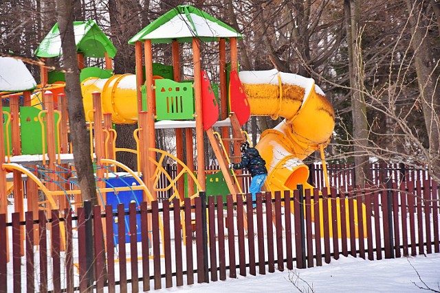 Gorlicki Park Miejski przykryty śniegiem zachęca do spacerów