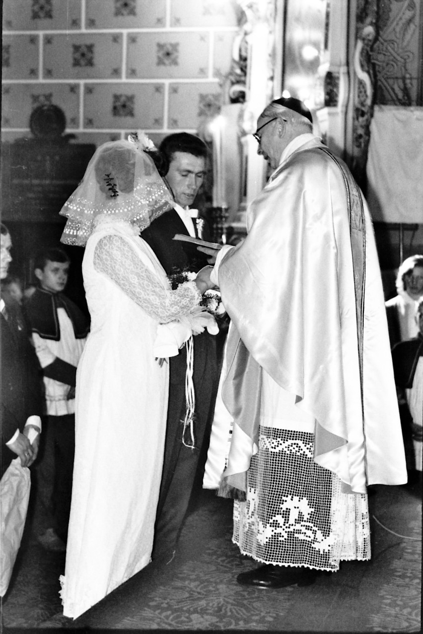 Ślub w sieradzkiej farze i wesele - 50 lat temu