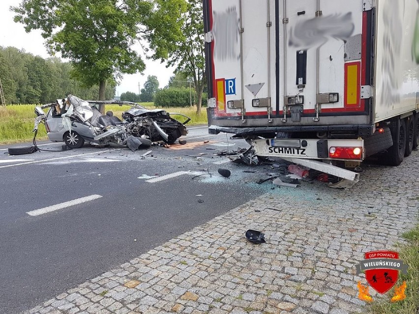 Wypadek w Stanisławowie pod Wieluniem. Osobówka zderzyła się z ciężarówką ZDJĘCIA