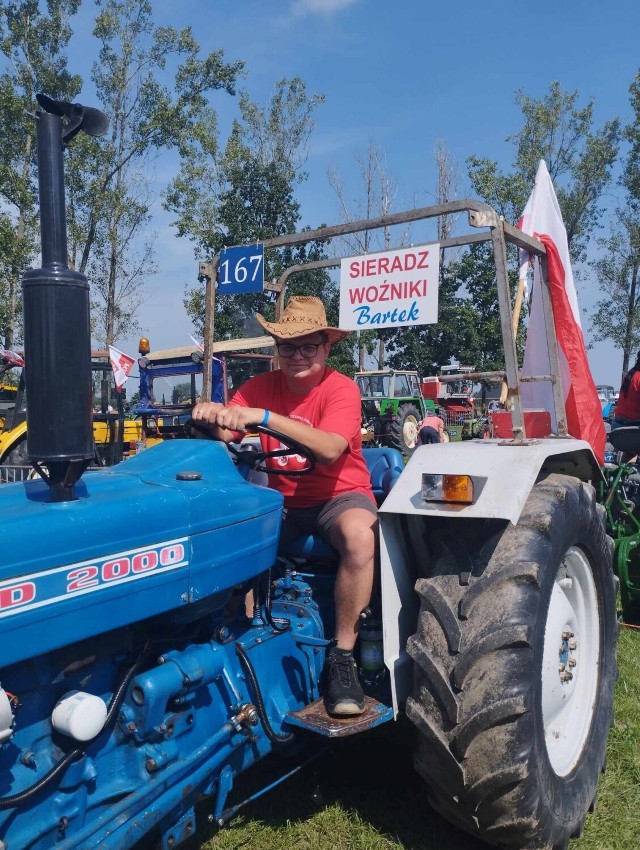 Sieradzanin na festiwalu zabytkowych ciągników ze swoim Fordem. Jest ponad 300 maszyn