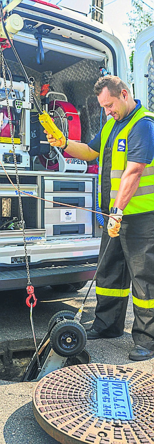 Pracownik inspekcji opuszcza #robota do kanału