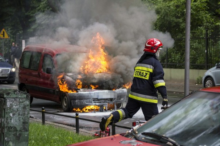 Spłonął samochód na ul. Odyńca [zdjęcia]