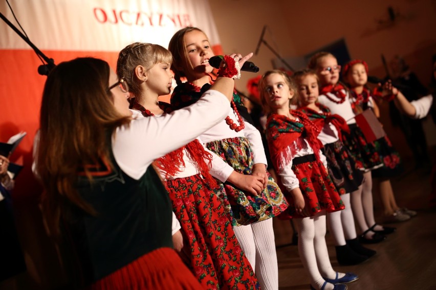Ojczyzna miłością wskrzeszona – koncert patriotyczny w Skomlinie[FOTO]
