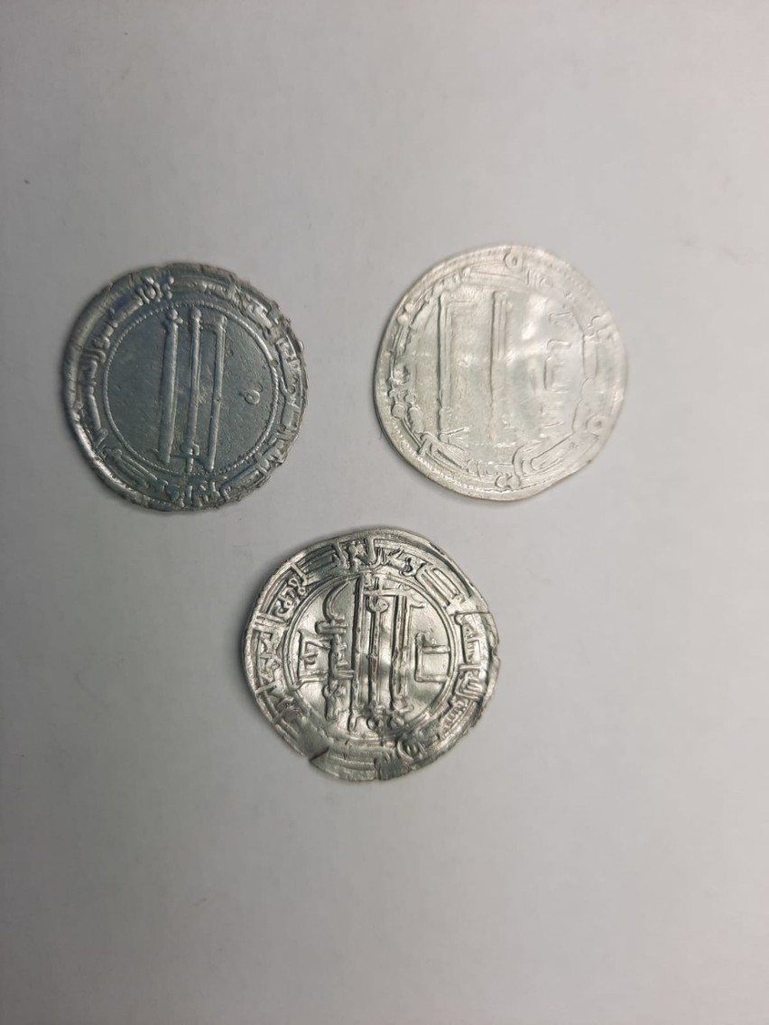 Arabskie monety z VII-IX wieku ze skarbu znalezionego pod...