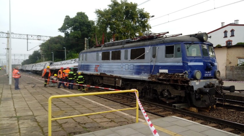 Wypadek kolejowy w Smętowie Granicznym. Zderzyły się pociągi osobowy i towarowy. Są ranni [ZDJĘCIA]