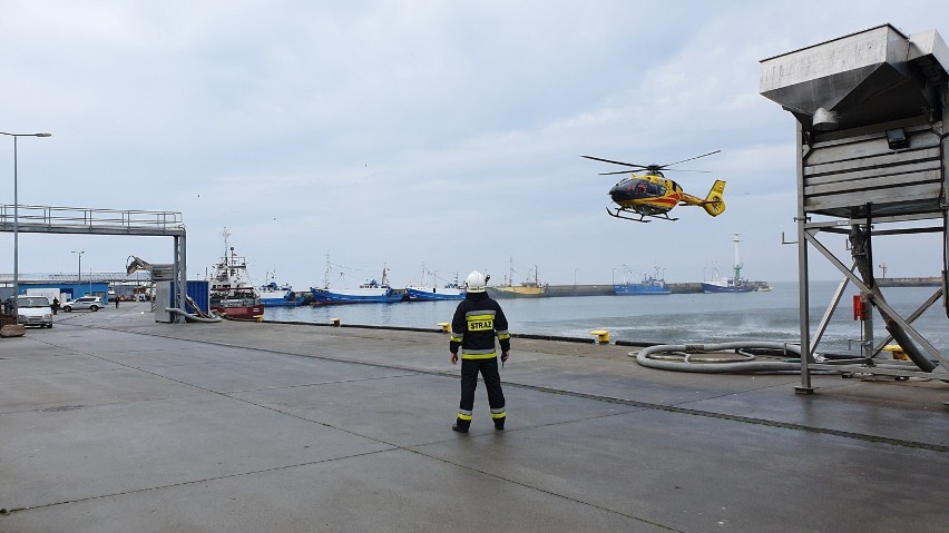 Śmigłowiec LPR lądował w porcie rybackim  Hel. Akcję zabezpieczali strażacy OSP Hel