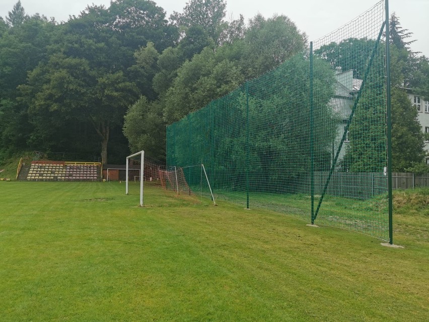 Piłkochwyty już stoją na stadionie w Dusznikach-Zdroju