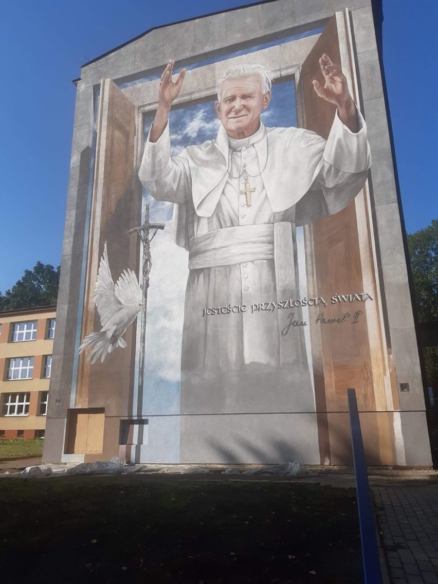 Na jednej ze ścian zewnętrznych Zespołu Szkół Licealnych i...