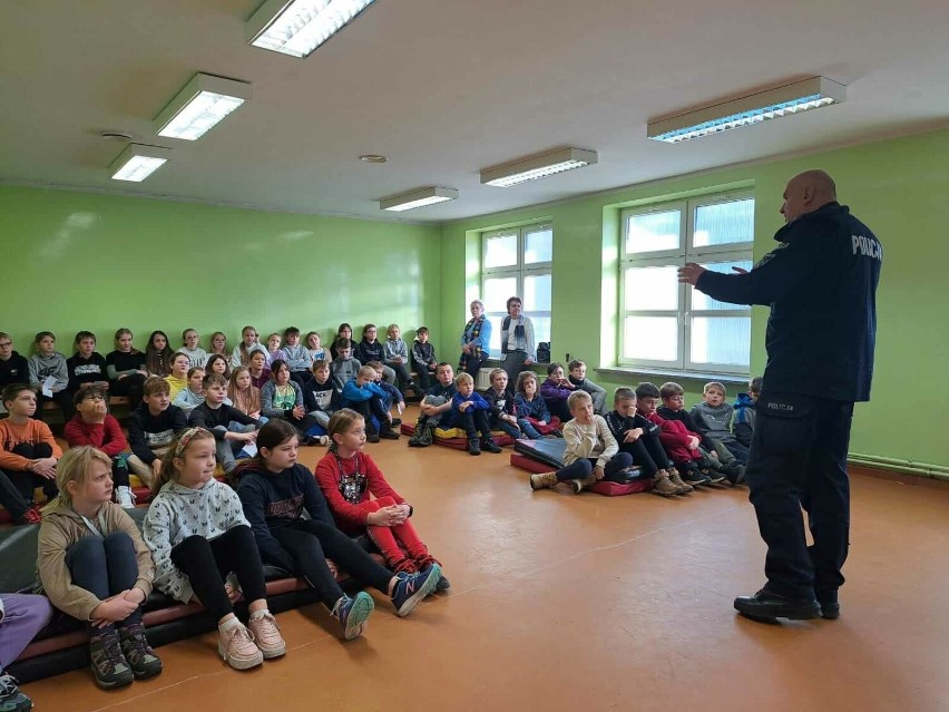 Spotkanie policjantów z uczniami w Karsinie i w Wielu