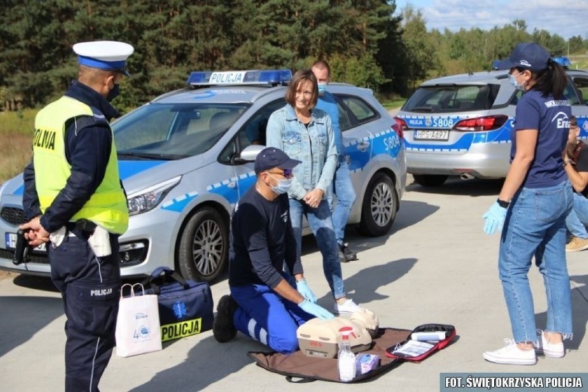Akcja policjantów ze Staszowa. Uczyli jak zachować się na drodze i udzielić pierwszej pomocy (ZDJĘCIA)