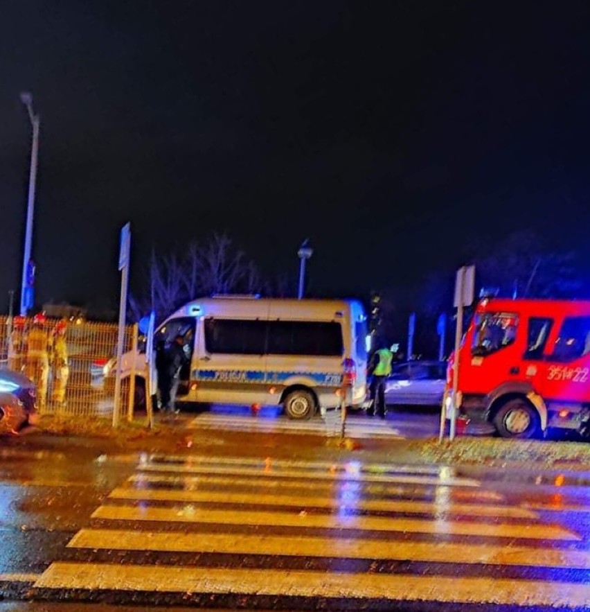 Wypadek na al. 11 listopada w Częstochowie. Samochód potrącił kobietę. Została zabrana do szpitala