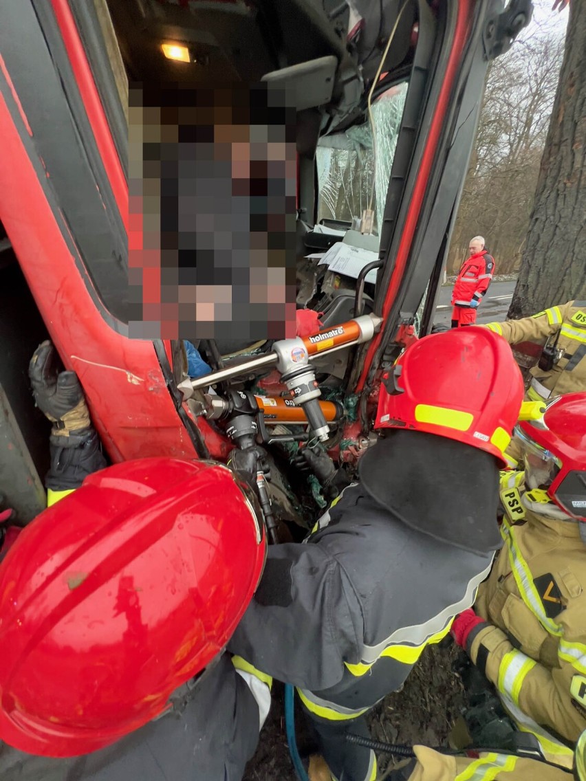 Wypadek w Borzęciczkach. Pasażera ciężarówki zabrał śmigłowiec LPR [ZDJĘCIA]        