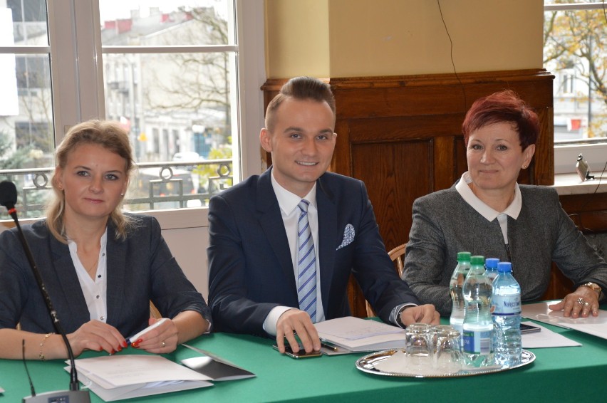 Pierwsza sesja Rady Miejskiej Tomaszowa Maz. na lata 2018-2023.  Wybrano przewodniczącego i zastępców [ZDJĘCIA, FILM]