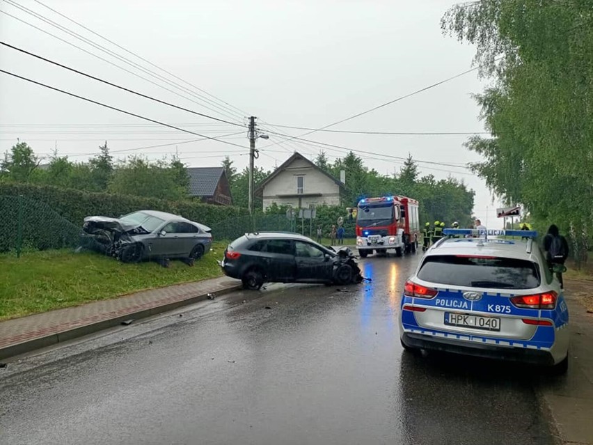 Kraksa w Jareniówce. Samochody rozbite, trzy osoby z obrażeniami