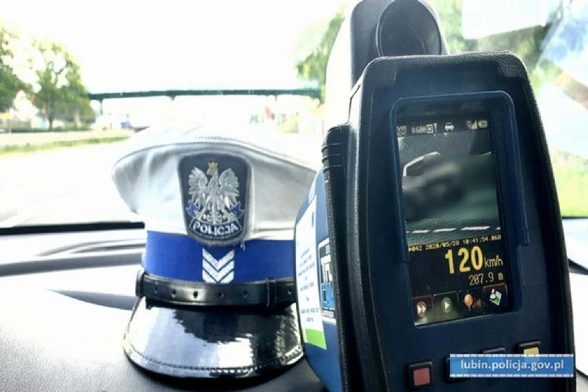 Akcja SPEED lubińskich policjantów. Posypały się mandaty, rekordzista gnał Porsche 120 km/h w obszarze zabudowanym!
