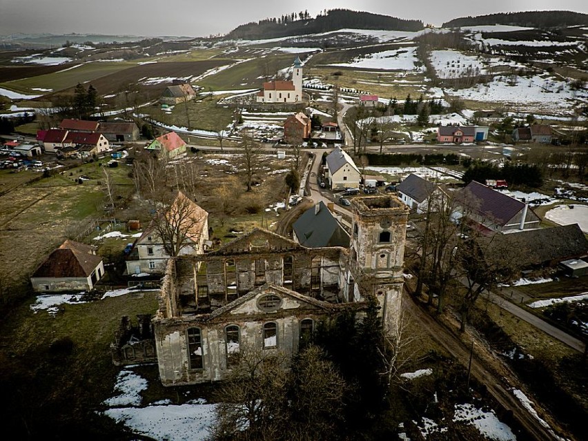 Odkrywamy region wałbrzyski: Ruiny kościoła ewangelickiego w Gostkowie (ZDJĘCIA)