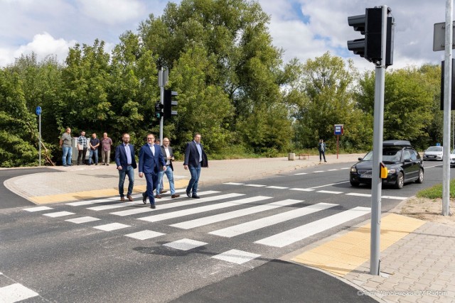 Przejście dla pieszych znajduje się na ulicy Maratońskiej, tuż przy ulicy Podhalańskiej.