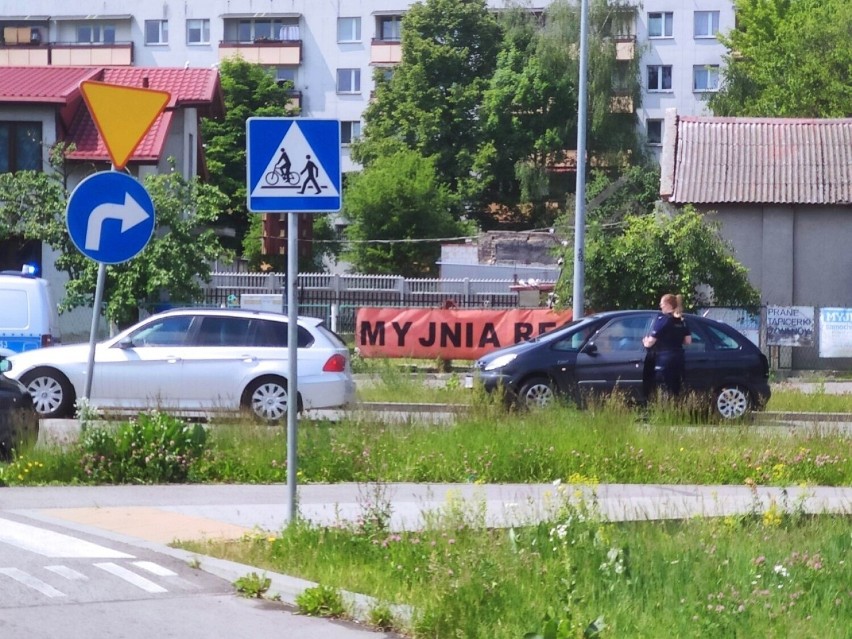 Wypadek z udziałem radiowozu w Radomiu. Policyjne auto jadące na sygnałach dźwiękowych i świetlnych zderzyło się z samochodem 