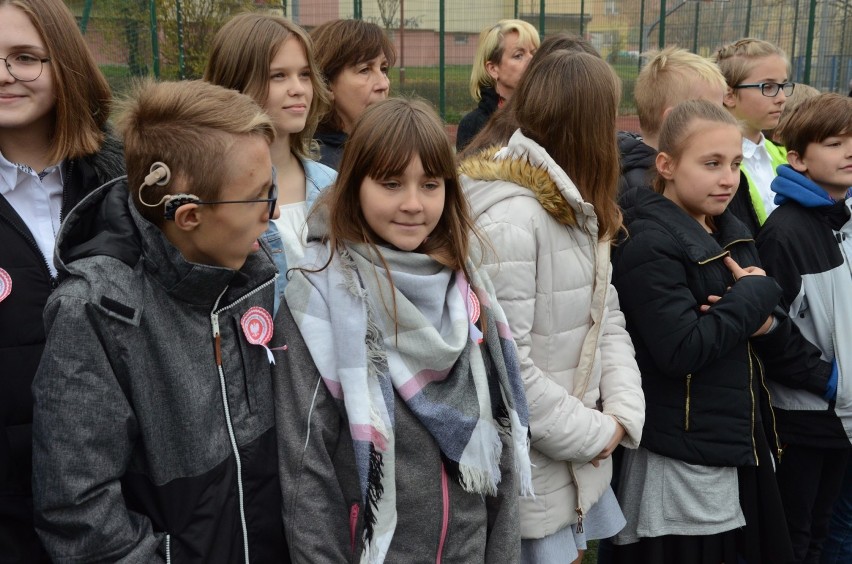 Bełchatów. Uczniowie SP nr 8 w Bełchatowie ułożyli flagę i zaśpiewali hymn [ZDJĘCIA, FILM]