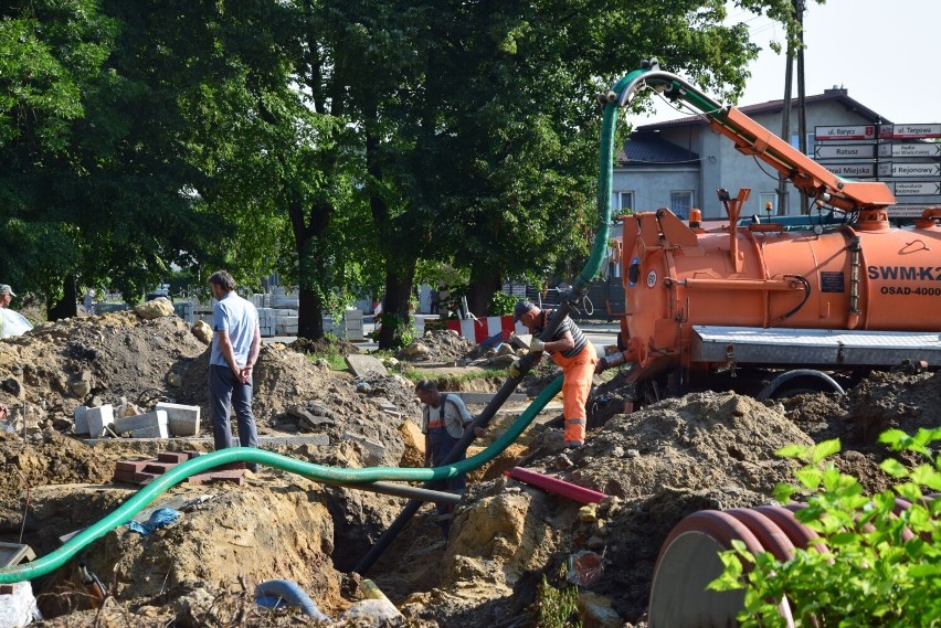 Budowa ronda w Wieluniu. Mieszkańcy centrum miasta bez wody ZDJĘCIA