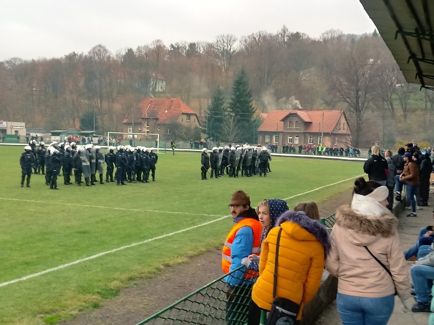 Zadyma na meczu Piast Nowa Ruda - Polonia-Stal Świdnica. Musiała interweniować policja [ZDJĘCIA]