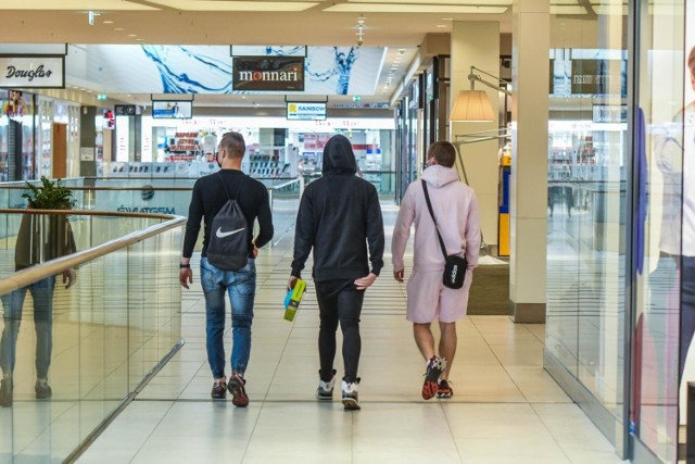 Galerie i centra handlowe zostały otwarte 4 maja. Bydgoszczanie zachowali rozsądek nie ruszyli tłumnie na zakupy. Zobaczcie, jak wyglądały Zielone Arkady, Focus Mall i CH Rondo po ich otwarciu.