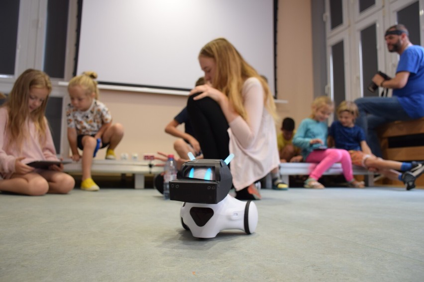 Wakacyjne programowanie robotów. Darmowe zajęcia dla dzieci w Miejskiej Bibliotece Publicznej w Koninie