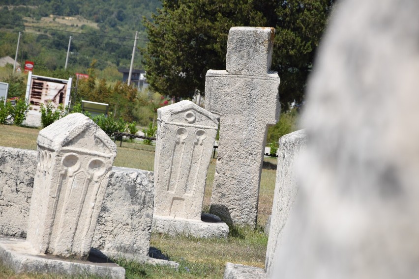 Uwagę na niezwykłej nekropolii przykuwają niezwykłe nagrobki