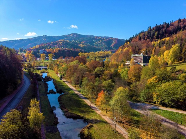 Muszyna położona jest na wysokości około 450 m n.p.m., w dolinie rzeki Poprad i dwóch jej dopływów: potoków Szczawnik i Muszynka