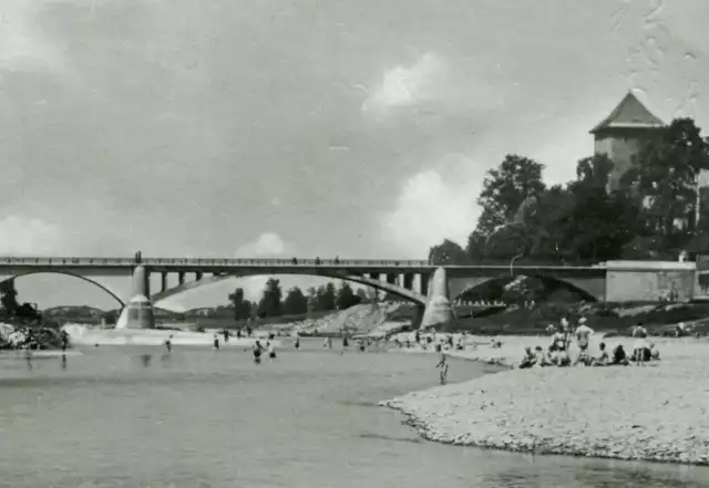 Soła i jej brzegi kilkadziesiąt lat temu wyglądały zupełnie inaczej niż to jest obecnie. Wzdłuż rzeki były duże kamieniste plaże, które dla wielu mieszkańców były ulubionym miejscem wypoczynku. W tle most Piastowski i zamek piastowski