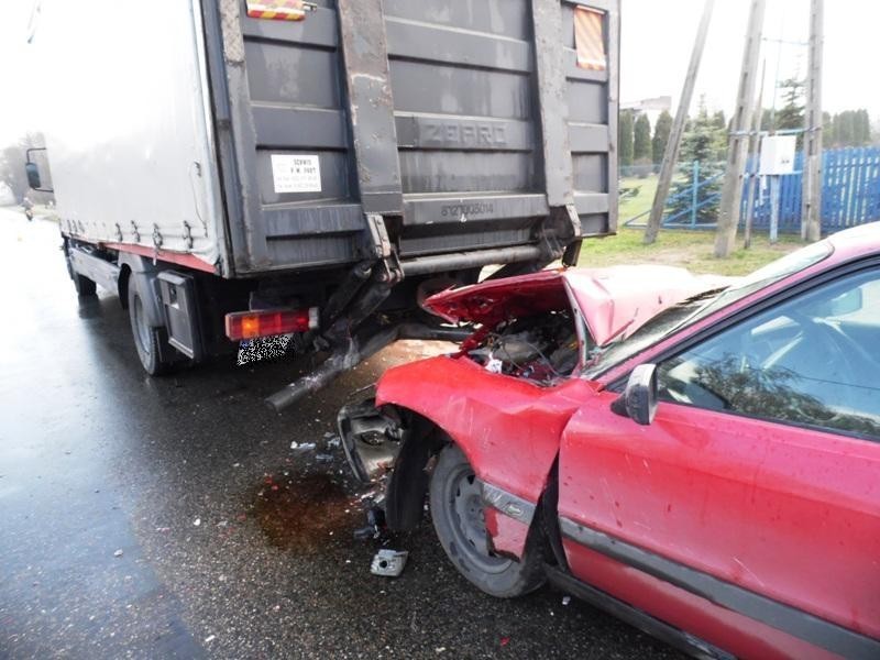 Wypadek w Lubartowie. Audi wjechało w ciężarówkę