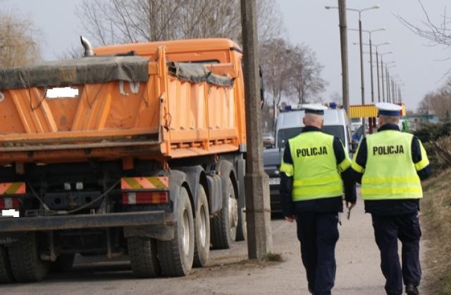 Policja w środę 5 marca na terenie Śremu przeprowadziła kontrolę kierowców ciężarówek oraz pojazdów. Wystawiono mandaty i zatrzymano dwa dowody rejestracyjne.
