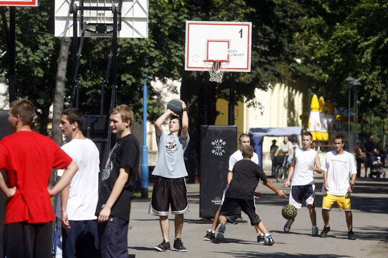 Legnica: W parku grają w kosza przy muzyce hip-hop(ZDJĘCIA)