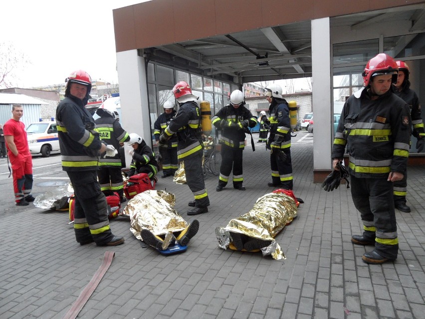 Pożar w żorskim szpitalu. Są osoby ranne. Spokojnie, to były tylko ćwiczenia strażaków. FOTO
