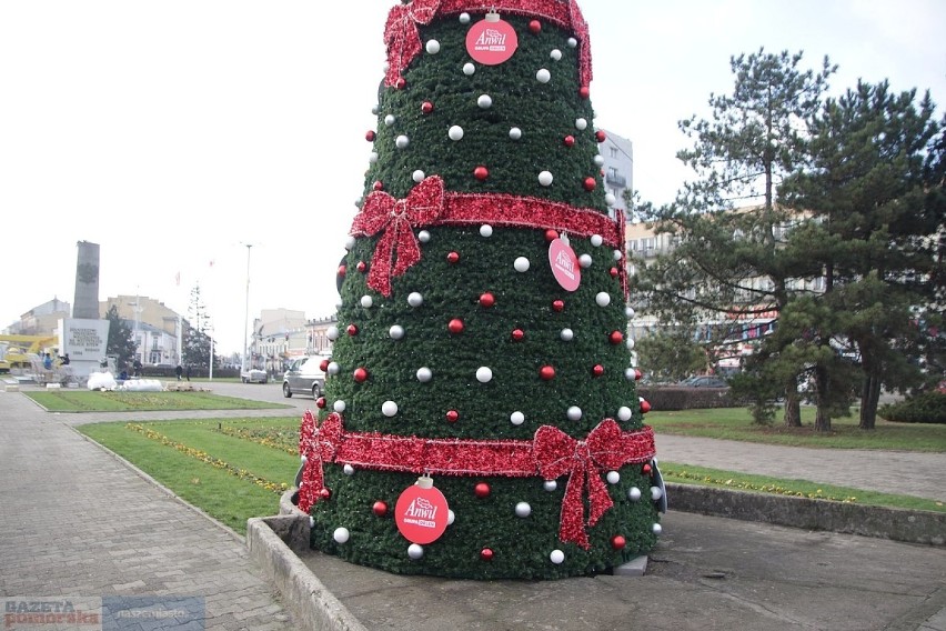 Świecące dekoracje w centrum miasta, powitanie świętego...