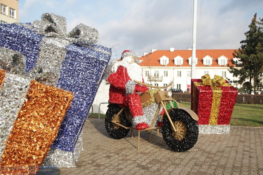 Świecące dekoracje w centrum miasta, powitanie świętego...