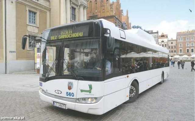 W niedzielę autobusy jeździły nawet po Rynku Staromiejskim. Dziś też warto zamienić auto na autobus albo rower