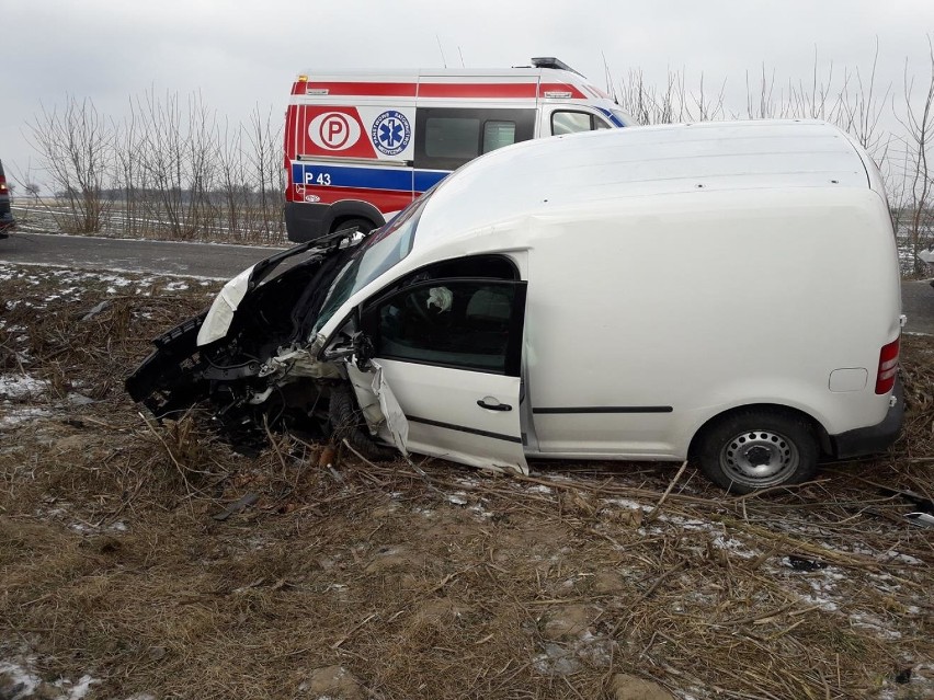 Wypadek na drodze powiatowej w  miejscowości Mikulin