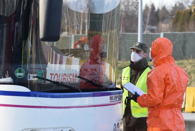 Na autostradzie w Gorzyczkach trwają kontrole sanitarne. To nie jedyne środki ostrożności przed epidemią z koronawirusem