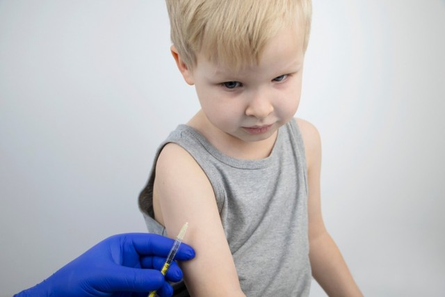 Trzymanie się kalendarza szczepień gwarantuje, że wszystkie niezbędne dawki szczepionek będą podane we właściwych odstępach czasu.
